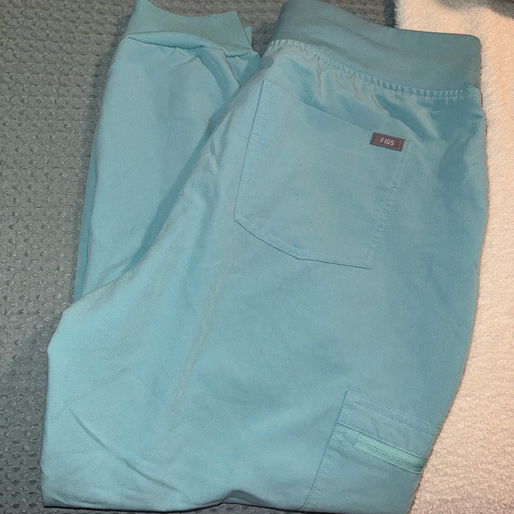 Light blue figs scrubs, barely worn! Great condition!